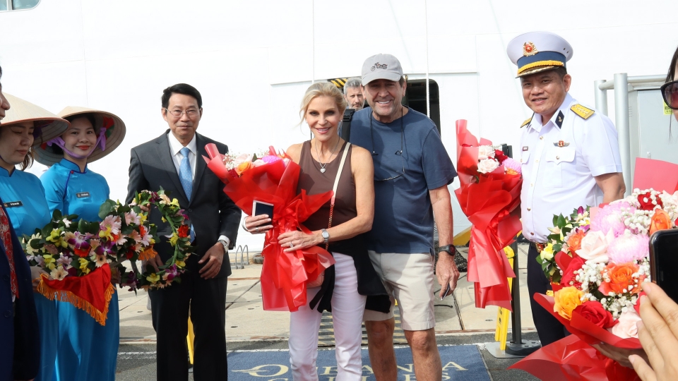 Cruise ship Oceania Riviera brings 1,200 foreign tourists to Khanh Hoa